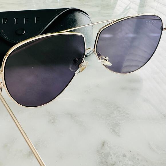DIFF Eyewear Maeve Sunglasses in Gold Reflect Mirror Oversized with Case - Picture 4 of 7
